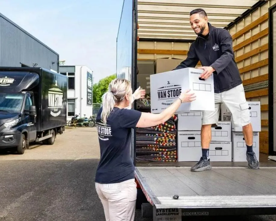 Verhuizers van verhuisbedrijf Rijen laden dozen uit